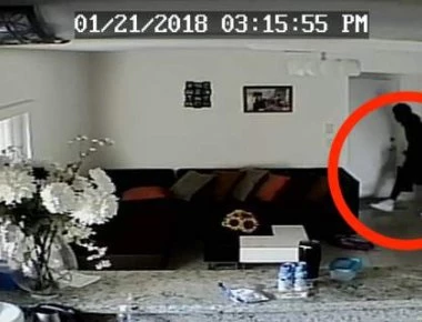 ΗΠΑ: Σοκ σε μητέρα που είδε ληστές στο σπίτι της - Ο γιος της έτρεξε και κρύφτηκε στην ντουλάπα (βίντεο)